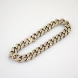 Massives Silberarmband mit poliertem Finish und ovalen Gliedern auf weißem Hintergrund.