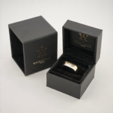 Matt-schwarze Schmuckschachtel mit goldgeprägtem yourvintoge.shop-Logo und goldenem Ring mit kleinem Diamanten.