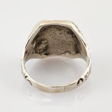 Nahaufnahme des inneren Bands eines silbernen Rings mit .925 Stempel und Gebrauchsspuren.