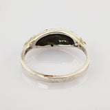 Nahaufnahme eines silbernen Rings mit glatter, leicht gebogener Oberfläche und dunkler Patina innen.