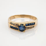 Goldring mit Saphir und Diamanten im Stil der 1960er Jahre