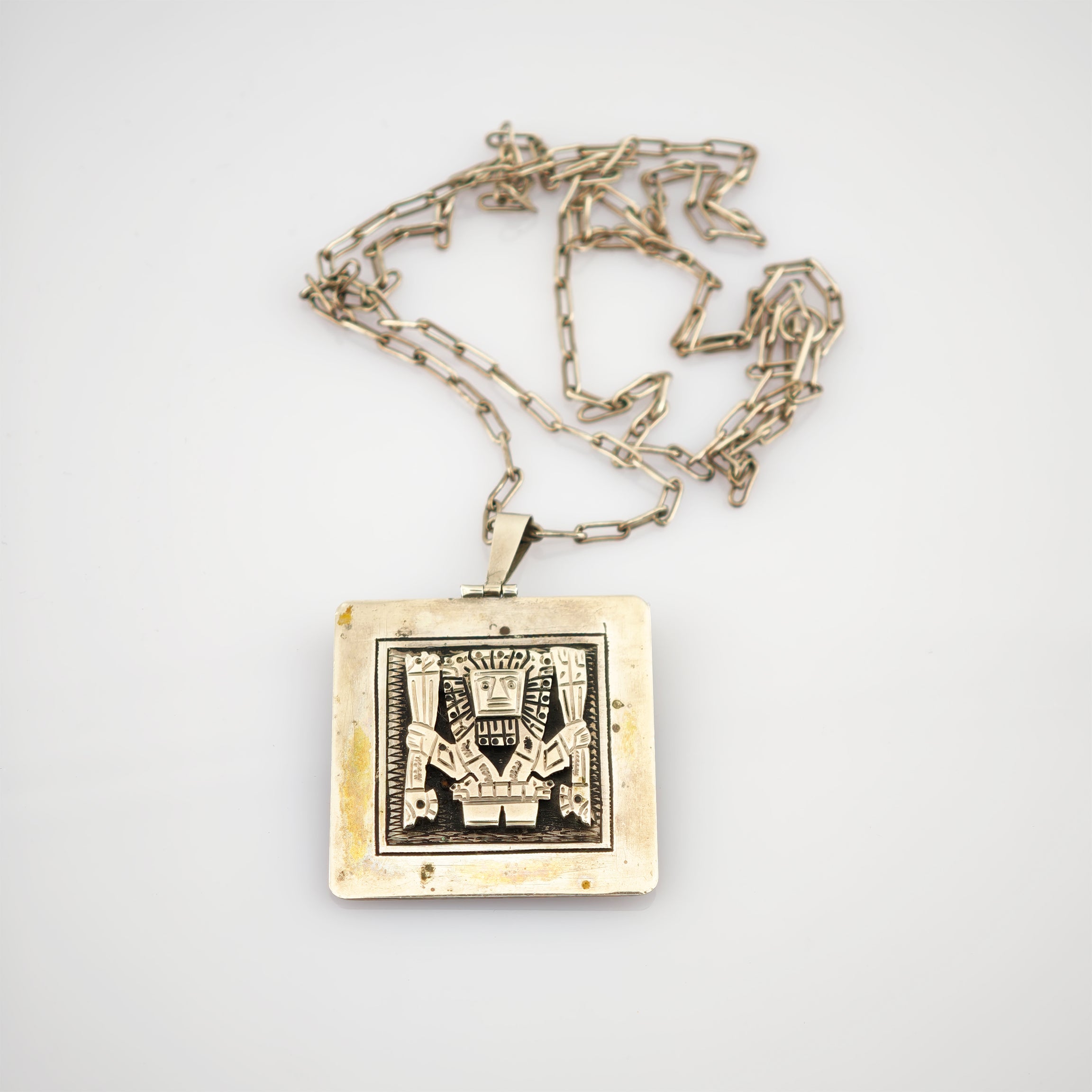 Quadratanhänger aus Silber mit stilisiertem Tribal-Motiv an feiner Silberkette