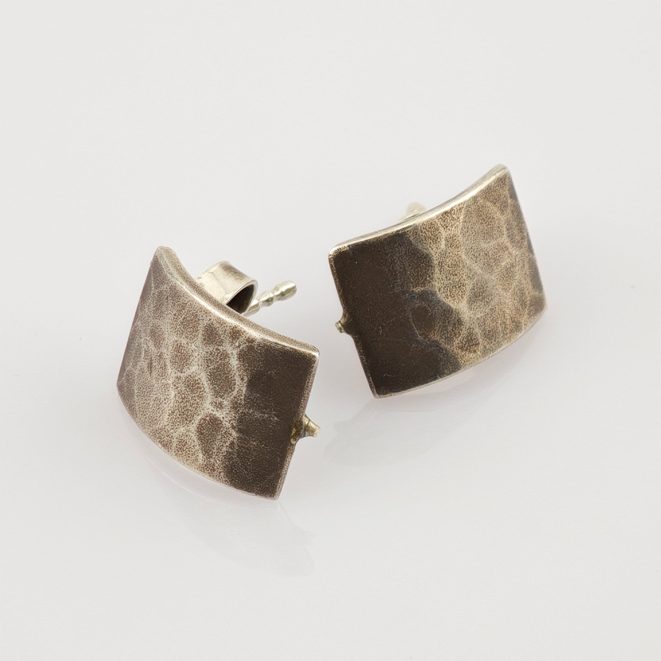 Quadratische Vintage-Ohrstecker mit gehämmerter Metalloberfläche in Silber und Bronze.