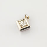 Kleiner quadratischer silberner Anhänger mit rundem Diamant in der Mitte, geeignet für Vintage-Schmuck.