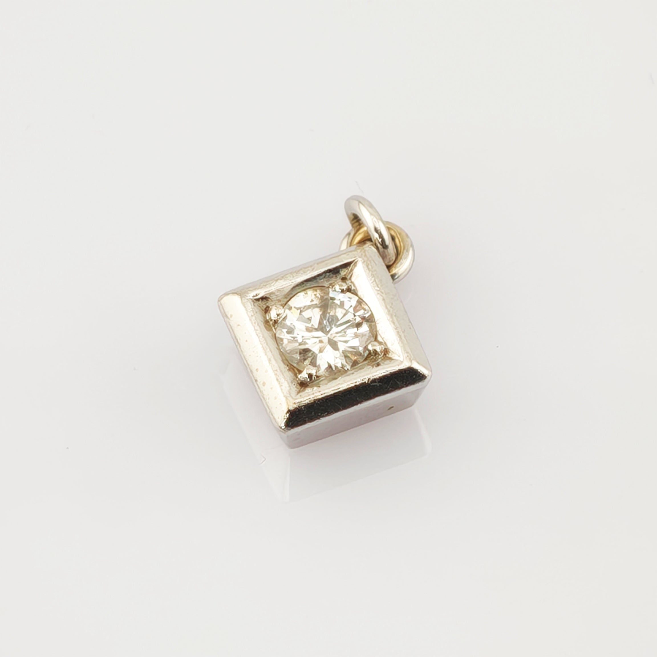 Kleiner quadratischer silberner Anhänger mit rundem Diamant in der Mitte, geeignet für Vintage-Schmuck.