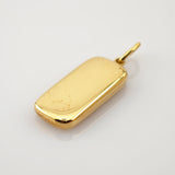 Eleganter rechteckiger goldener Anhänger mit abgerundeten Kanten und kleiner Öse auf weißem Hintergrund.