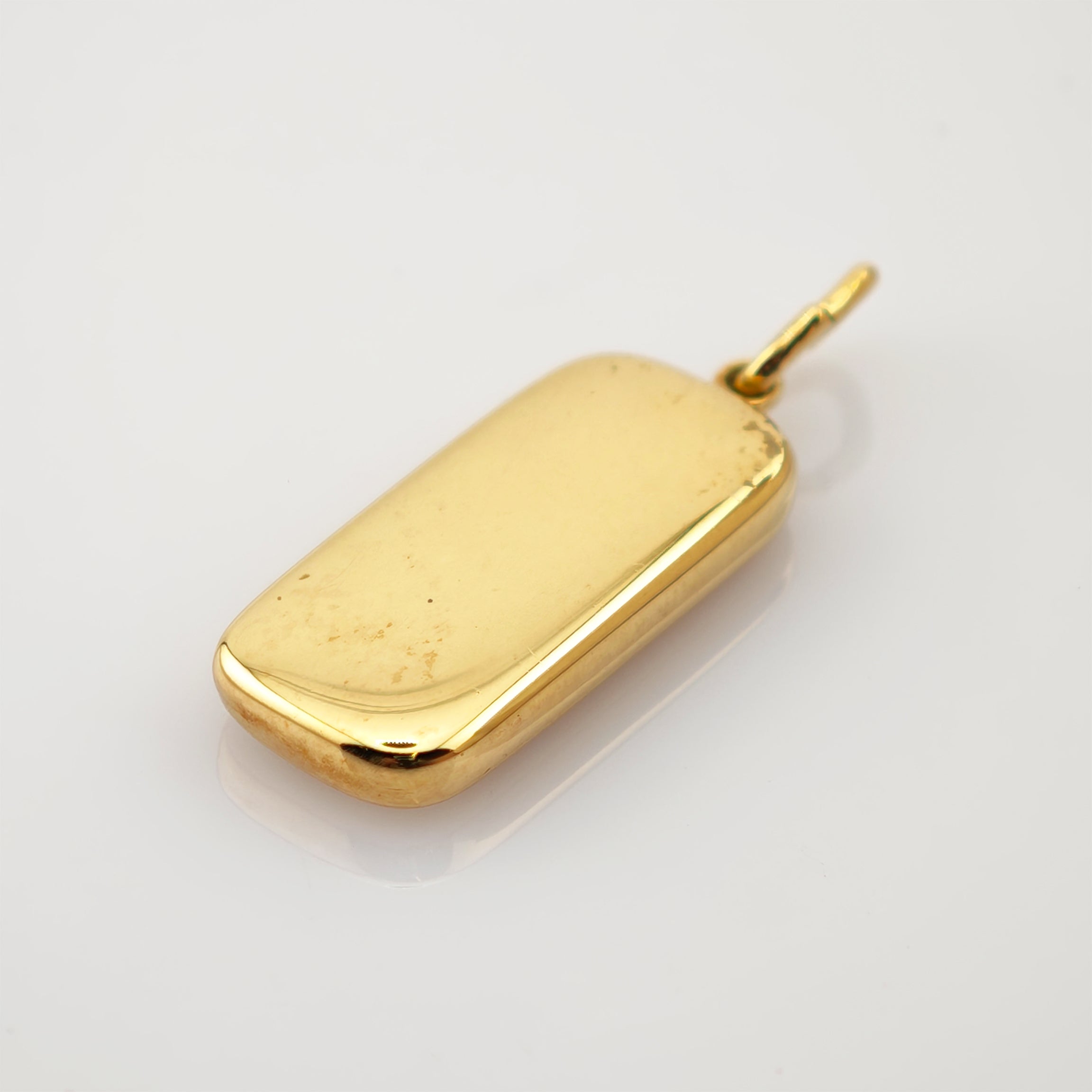 Eleganter rechteckiger goldener Anhänger mit abgerundeten Kanten und kleiner Öse auf weißem Hintergrund.