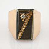 Rechteckiger Vintage-Siegelring mit Goldband, schwarzer Einlage, Diamant in Goldfassung und Zickzack-Muster.