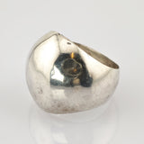 Reflektierender Metallring mit abgenutzter Oberfläche und Kratzern vor hellgrauem Hintergrund