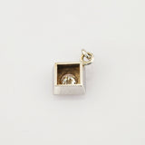 Kleiner quadratischer silberner Anhänger mit rundem Diamant in der Mitte, geeignet für Vintage-Schmuck.