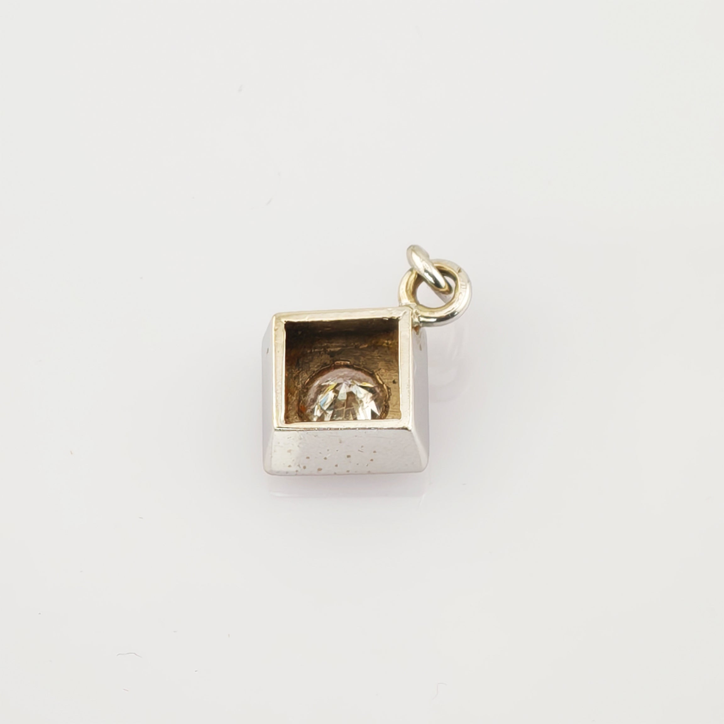 Kleiner quadratischer silberner Anhänger mit rundem Diamant in der Mitte, geeignet für Vintage-Schmuck.