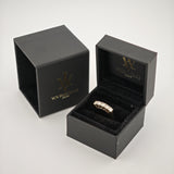 Geöffnete schwarze Schmuckbox mit goldfarbenem Ring und Diamanten auf schwarzem Samt, mit goldenem yourvintoge.shop Logo.
