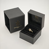 Schwarze Schmuckschachteln mit goldenem yourvintoge.shop-Schriftzug, eine offen mit goldfarbenem Ring auf schwarzem Samt.