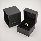 Schwarze Samt-Ringbox mit goldenem Ring und kleinem Edelstein, goldenes Monogramm, Schriftzug yourvintoge.shop.