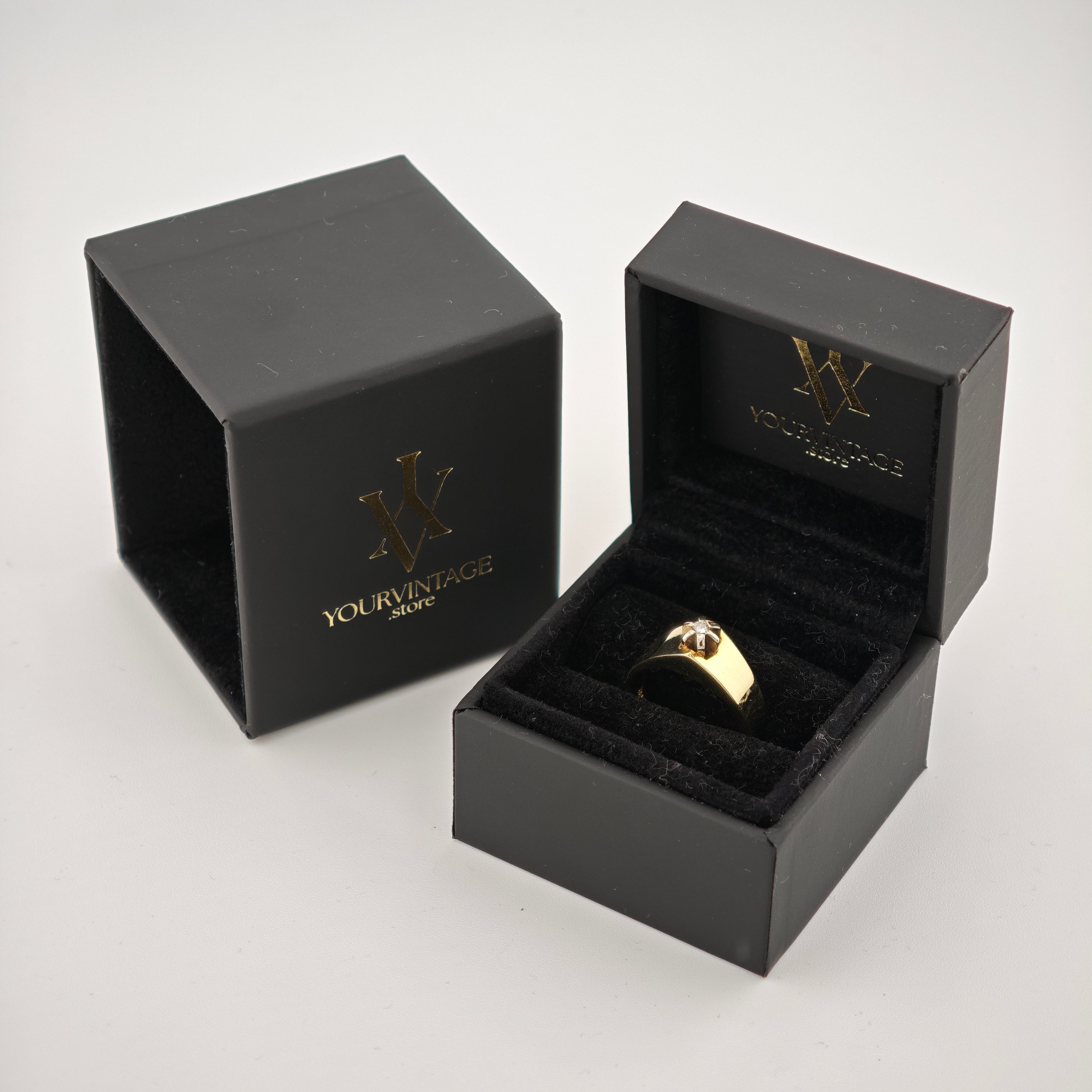 Schwarze Samt-Ringbox mit goldenem Ring und kleinem Edelstein, goldenes Monogramm, Schriftzug yourvintoge.shop.