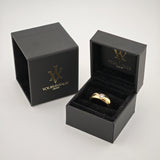 Zwei schwarze Schmuckboxen mit goldfarbenem yourvintoge.shop Logo, eine geöffnet mit goldenem Ring und klarem Edelstein.