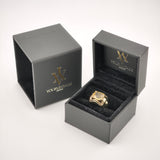 Schwarze Schmuckschachtel mit goldfarbenem Ring und rechteckigem Edelstein, goldenes Logo yourvintoge.shop