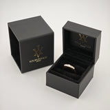 Schwarze Schmuckschachteln mit goldfarbenem WV-Logo und Diamantring auf schwarzem Samt