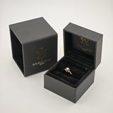 Schwarze Schmuckschachteln von yourvintoge.shop, eine offen mit blumenförmigem Diamantring auf schwarzem Samt.