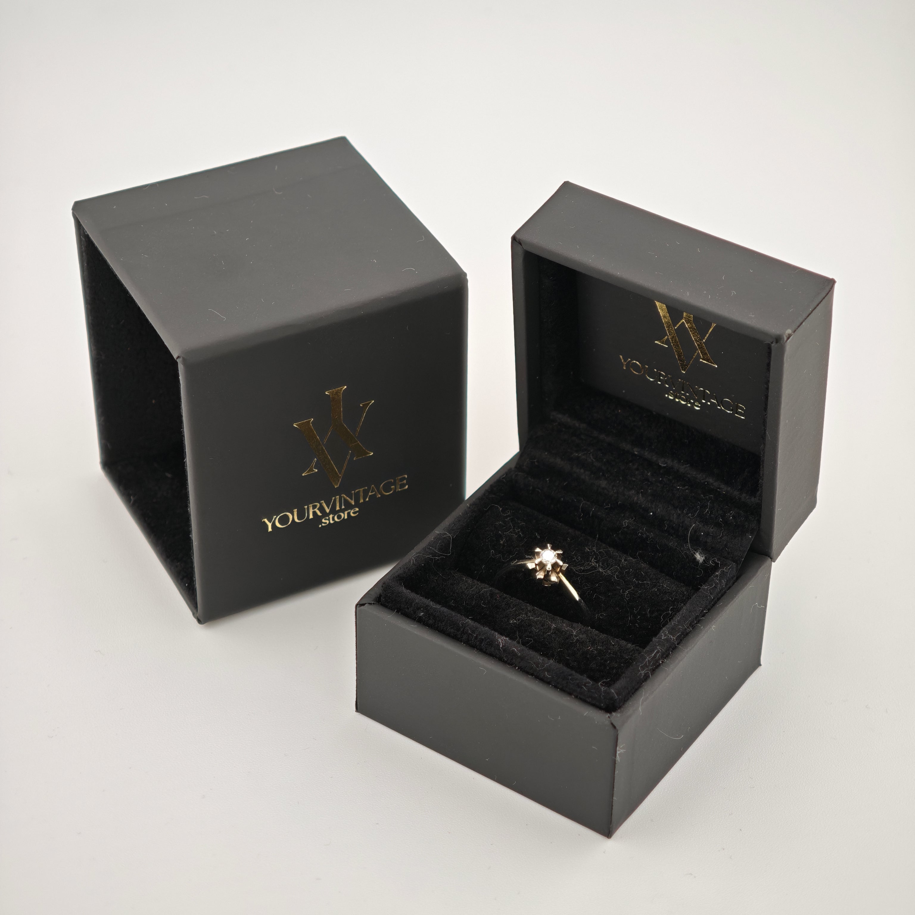 Schwarze Schmuckschachteln von yourvintoge.shop, eine offen mit blumenförmigem Diamantring auf schwarzem Samt.