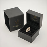 Schwarze Schmuckschatulle mit goldenem yourvintoge.shop Logo, offene Box zeigt silbernen Ring mit drei Steinen