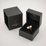 Schwarze Schmuckschatulle mit silbernem Ring, zwei Perlen und Diamanten, goldfarbenes Logo W yourvintoge.shop
