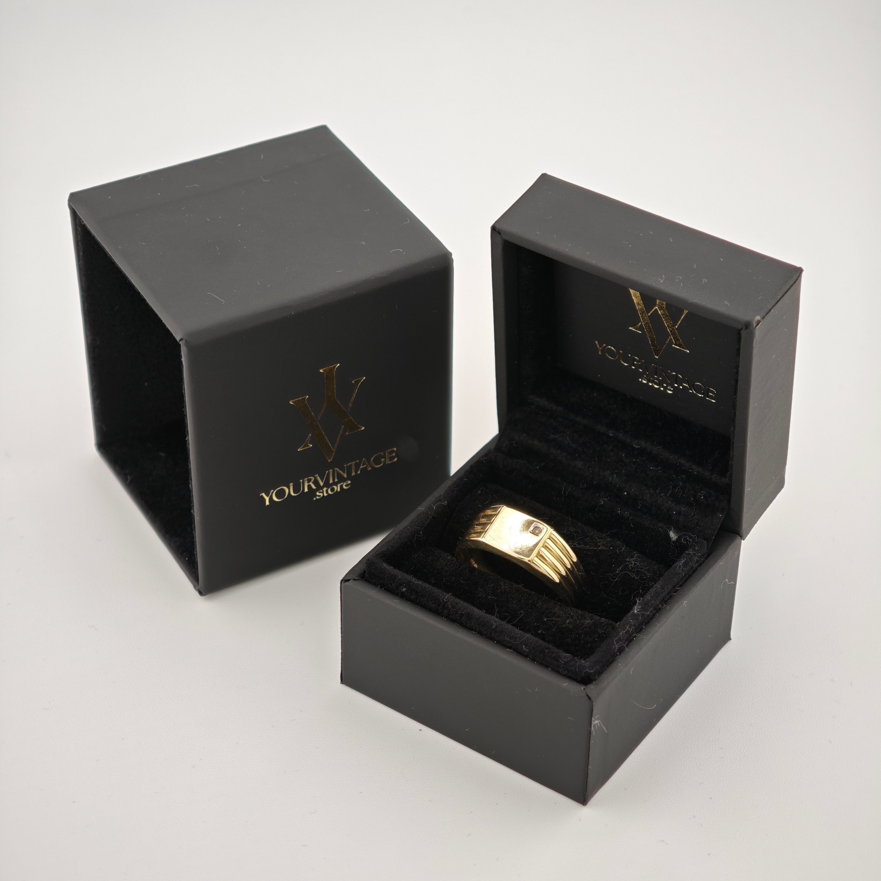 Schwarzes Schmucketui mit goldenem Ring und Schriftzug yourvintoge.shop.