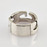 Silberner Ring mit breitem Band und geometrischem Ausschnitt, leicht abgenutzt mit Oberflächenkratzern