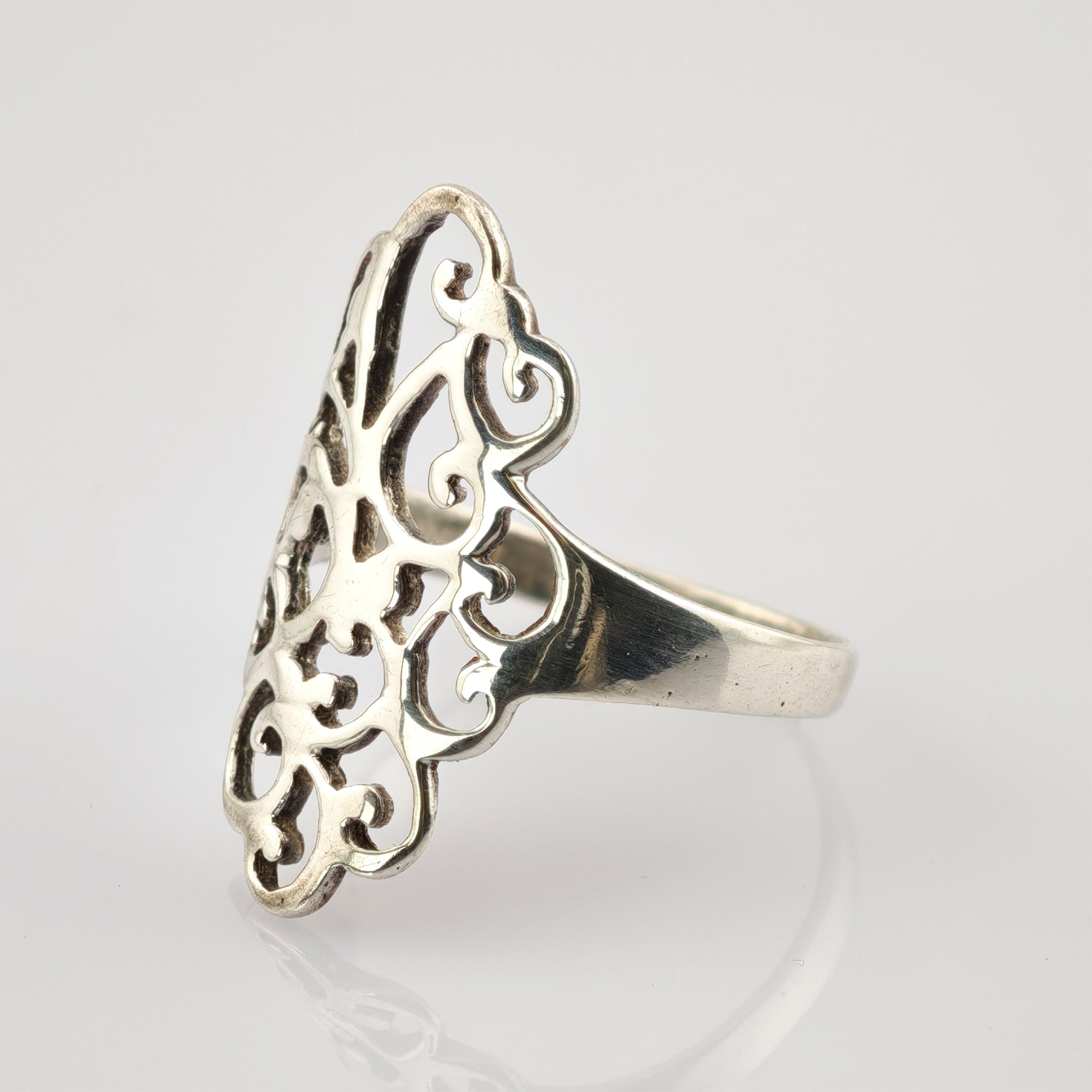 Silberner Ring mit filigranem, symmetrischem Muster aus eleganten Wirbeln
