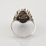 Silberner Ring mit geriffeltem Rand und Patina in der Fassungs-Innenansicht