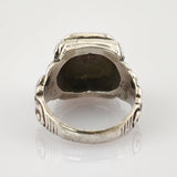 Silberner Ring mit geschnitzten Ornamenten und hohlem Inneren, detailreiche Vintage-Gravuren.