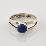 Silberner Ring mit geteiltem Band und rundem blauem poliertem Stein in der Mitte, Punze 835 innen.