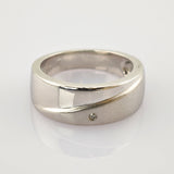Silberner Ring mit glatter Oberfläche und diagonaler Linie auf weißem Hintergrund