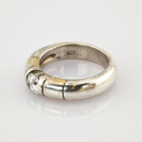 Silberner Ring mit rundem klarem Edelstein und gebrauchten Spuren, 925er Sterling-Silber Punze.
