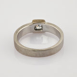 Silberner Ring mit quadratischem, klarem Edelstein und matter Oberfläche.