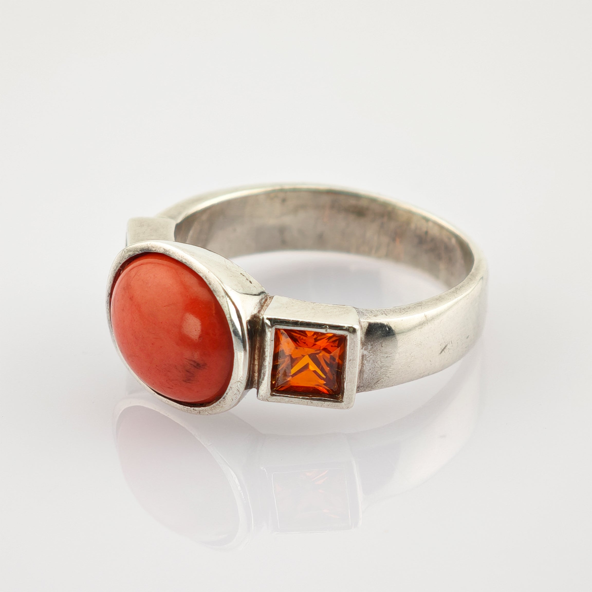 Silberner Ring mit rundem rotem und quadratischem orangefarbenem Edelstein