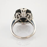 Silberner Ring mit großer schwarzer Steinfassung und filigranem Band im Vintage-Stil
