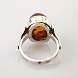 Silberring mit poliertem Bernstein im Cabochon-Schliff und 925er Silberpunze im Inneren