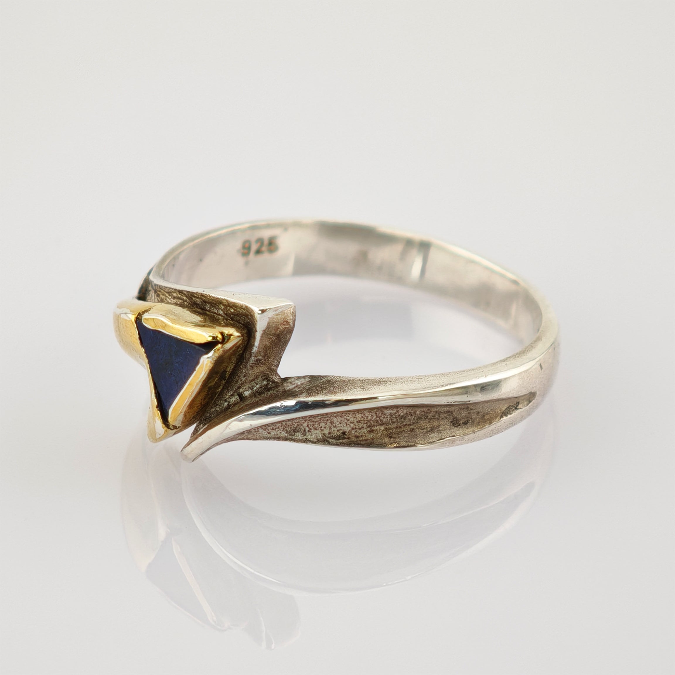 Silberring mit dreieckigem dunkelblauem Stein in goldenem Fassungsrand, breitem Band, 925 Punze.