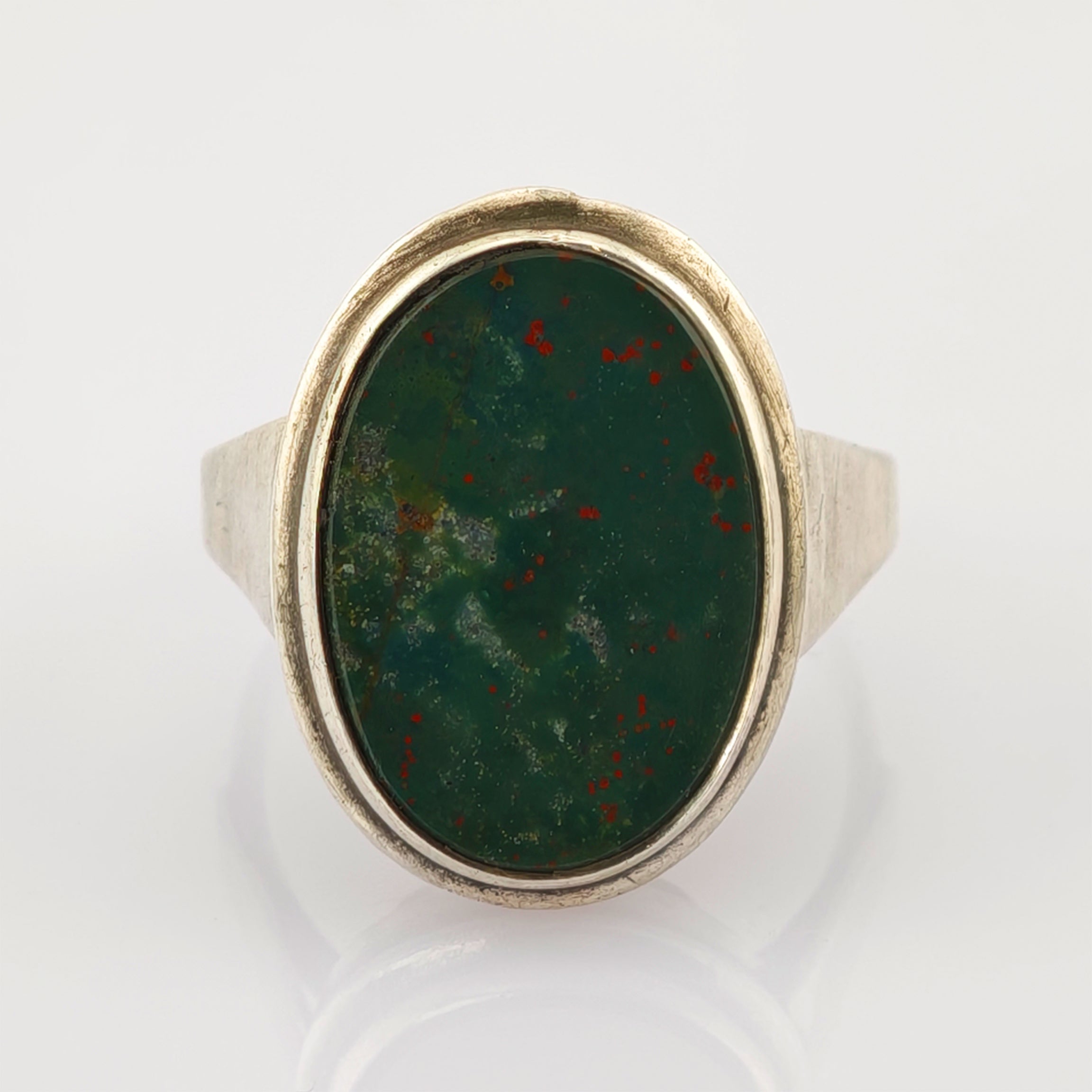 Silberring mit ovalem grünem Stein und roten Sprenkeln, schlichtes Design, 835er Punze.