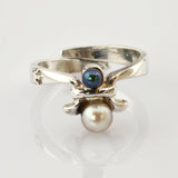 Silberring mit offenem Band und zwei Perlen in Weiß und Dunkelblau, Vintage-Schmuck.