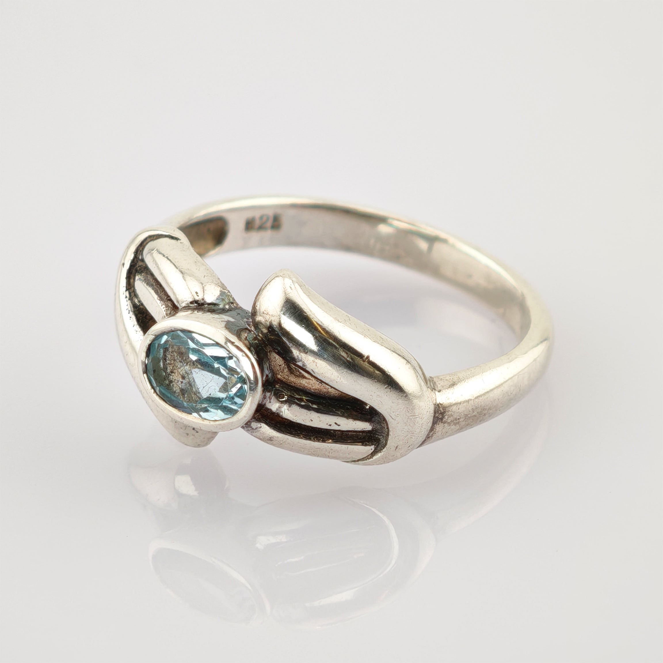 Silberring mit ovalem blauem Edelstein und einzigartigem Design mit zwei erhöhten Segmenten und 925-Punze