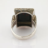 Silberring mit rechteckigem dunkelstein und rotbraunen Punkten, innen graviert, Vintage-Schmuck.