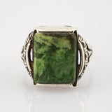 Viktorianischer Art-Deco-Trauer-Ring aus Silber mit grünem schottischen Pebblestein und feinen Schnitzereien, circa 1920.