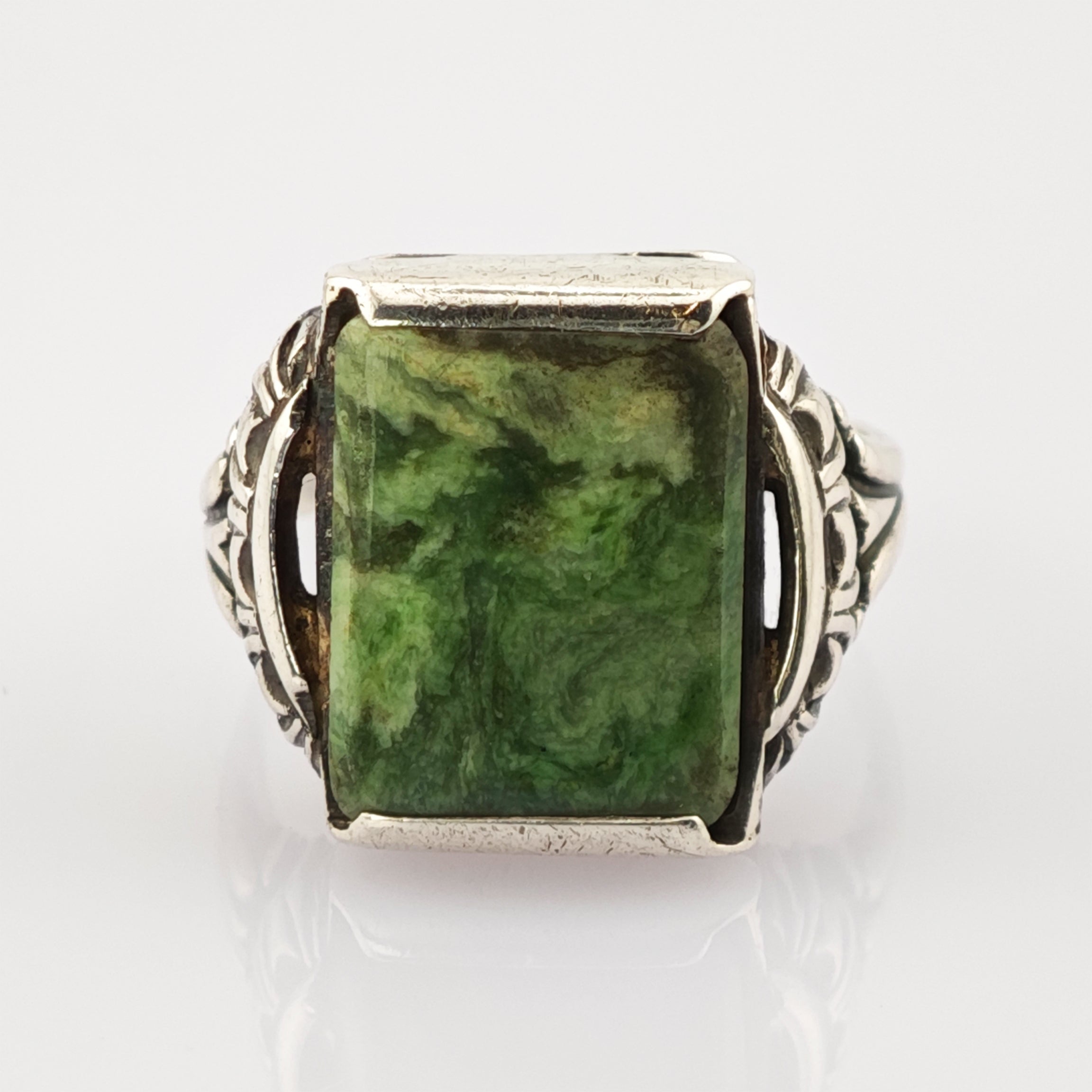 Viktorianischer Art-Deco-Trauer-Ring aus Silber mit grünem schottischen Pebblestein und feinen Schnitzereien, circa 1920.