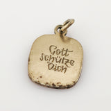 Vintage goldfarbener quadratischer Anhänger mit deutscher Inschrift 'Gott schütze dich'.