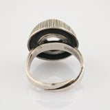 Vintage-Silberring mit großem klarem facettiertem Edelstein in gerillter Einfassung, Gravur m92527 am Ringband.