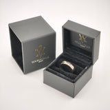 Zwei elegante schwarze Ringboxen mit goldfarbenem yourvintoge.shop Logo, eine geöffnet mit goldenem Ring auf schwarzem Samt