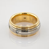 Zweifarbiger Ring mit Gelbgold-Innenband, silbernem Mittelteil und zwei Edelsteinen.