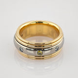 Zweifarbiger Ring mit silbernem Band und drei eingelassenen Edelsteinen in Gelb und Klar.